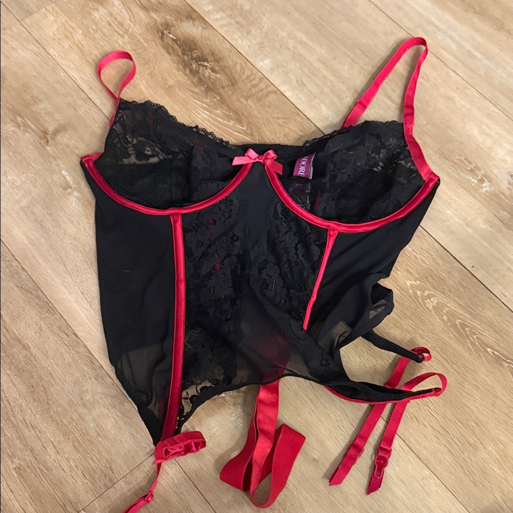 Elegant Black and Red Lace Lingerie nwt